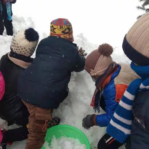 『迟来的雪与快乐的玩』——中心幼儿园户外堆雪人活动印记