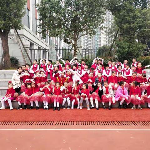 《学会感恩，与爱同行》——凤凰小学月季花中队国旗下展示