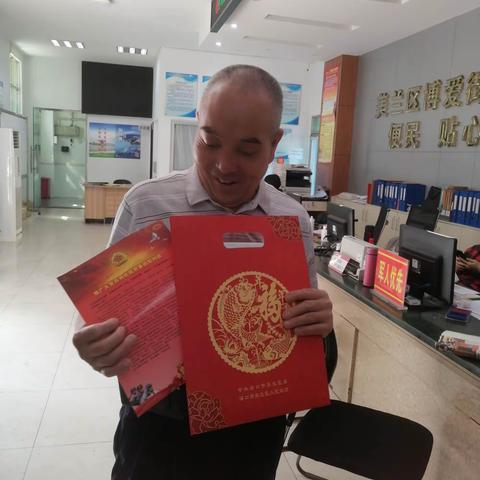 博爱街道开展2021年春节给退役军人对象送春联活动