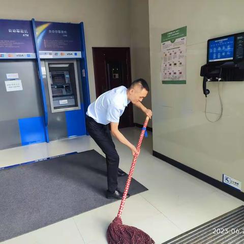 网点换新颜，服务强质效——屯河路支行开展环境卫生大扫除活动