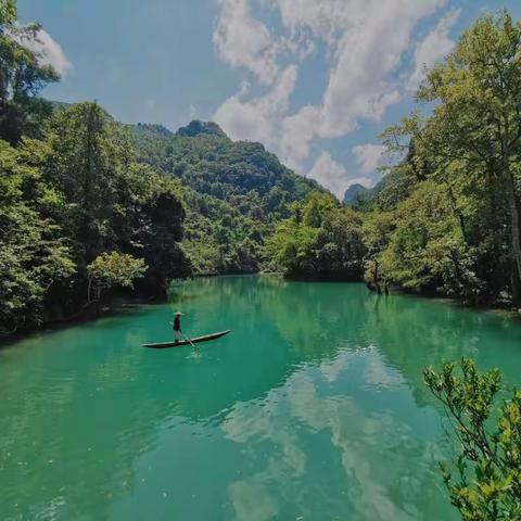 多彩贵州———一碧千里古镇远     近看俏皮苗寨风  险峰问顶梵净山       气吞山河黄果树