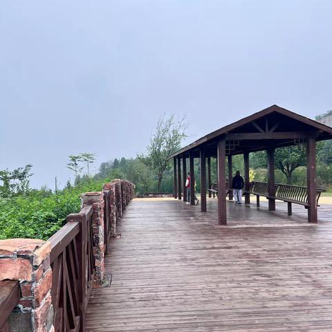 10月4日，趁着国庆中秋假期，我们一行四人从县城出发，顺着沿黄一号公路前往鹰嘴山