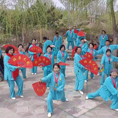 群英拳剑队参加奈曼第八届体育节暨第五届美食节风彩展示