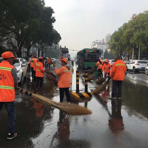 市城市管理综合行政执法局筹备组对三区道路清洗情况进行督查