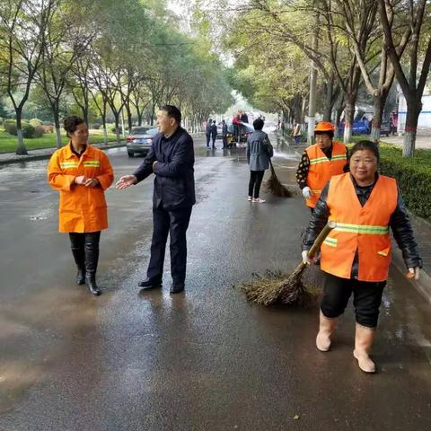 市城市管理综合行政执法局筹备组持续跟踪督查三区道路清洗情况