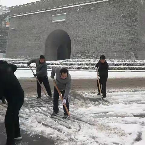 淇县教体系统：开展义务扫雪活动，方便群众安全出行