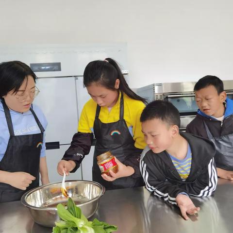 香喷喷的香菇饺子——培三班烹饪课展示