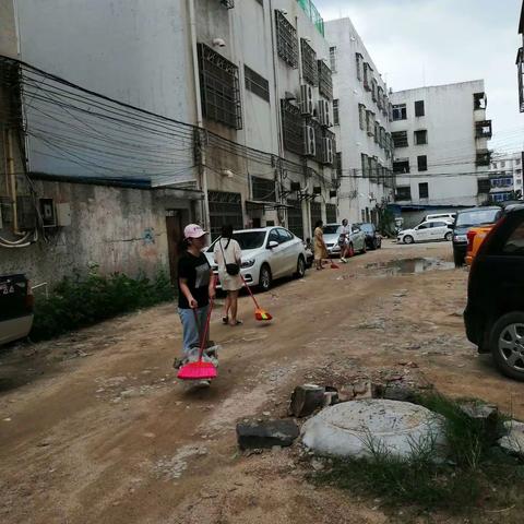 定安县中医院组织打扫包点清洁区