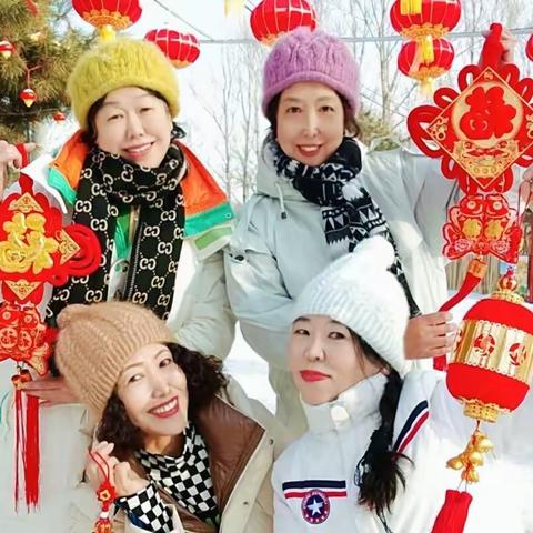 四姐妹荷花湖冰雪大世界 赏灯玩雪美拍一日游