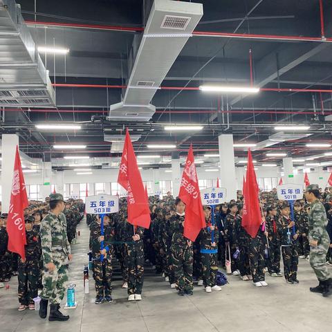 莘莘学子绿戎装，不畏秋意锐志昂！银澧国际503班军训记