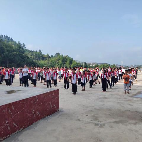 晨曦细雨育桃李，金秋硕果慰园丁。