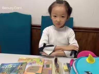 雅臣小学鸢尾七班整理书包劳动课开始啦！