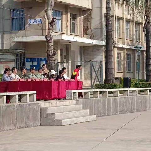 又是枫叶知秋，又见军绿朗朗，明媚阳光随处有，维这边风景独好，看吧!英姿飒爽中，阳刚正气，如歌岸然!