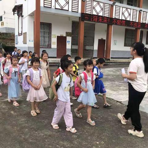 幼小衔接  我们在行动——记蒲芦瑶族乡中心幼儿园大班幼儿参观小学活动