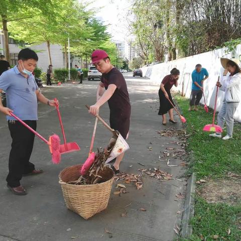 校园卫生大整治——初二年级教师们在行动！