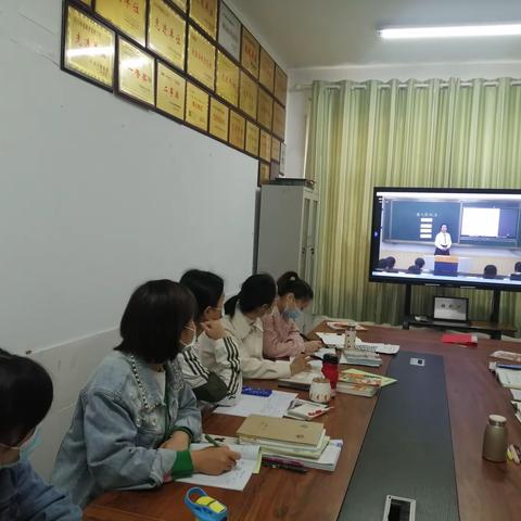 交流撞火花     合作绽风采