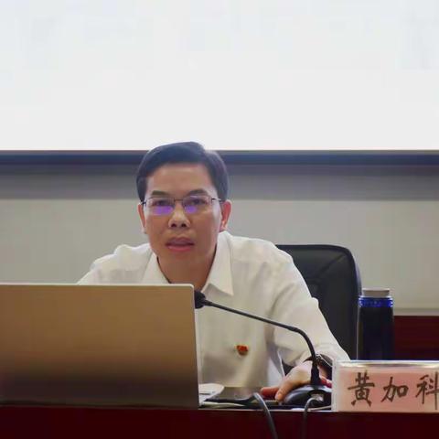 从百年党史中汲取力量 在青春赛道上奋力奔跑——记德保县教育工委书记、教育局局长黄加科到德保高中讲授思政课