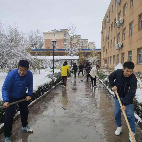 党员学生共奋战          扫雪除冰保安全