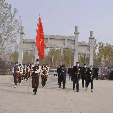 缅怀革命先烈，弘扬民族精神——涞水波峰中学清明节祭扫烈士陵园活动