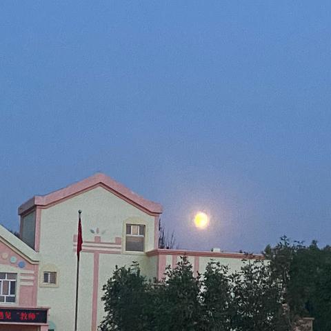 萨尔胡松乡中心幼儿园庆祝双节活动