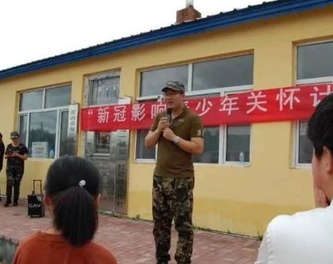 密山心之翼心理服务中心特邀请北京零度心理文化服务公司郗老师到密山知一村，为孩子们做心理疏导