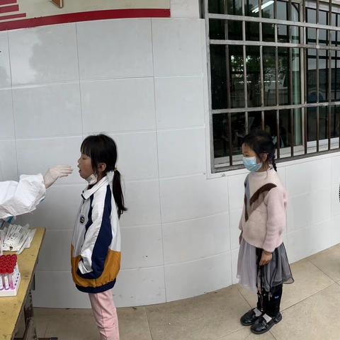 高坪中心小学开展第三轮核酸检测工作