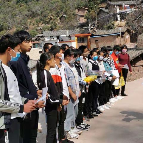 三岔河初级中学全体教职工“送书上门”  发放春季学期教科书