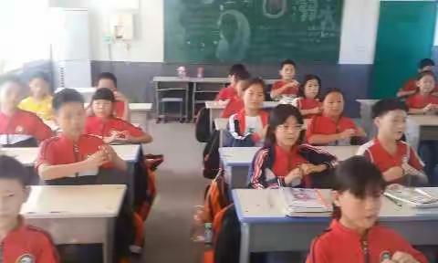 智慧树学校五一班全体同学祝所有家长们中秋快乐！