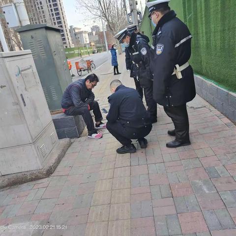 [环城交警大队红星北警务站]民警救助摔伤群众，平凡举动温暖人心