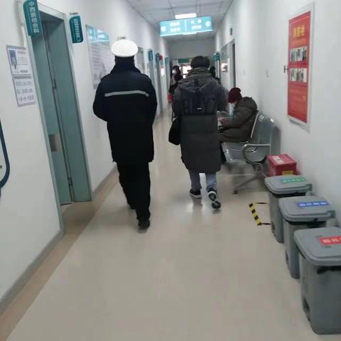 [环城交警大队红星北警务站]执勤民警及时伸手，紧急救助摔倒群众