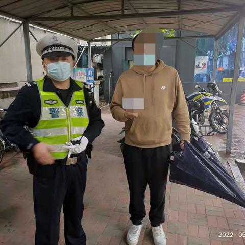 [环城交警大队红星北警务站]热心群众捡到证件，民警帮助归还