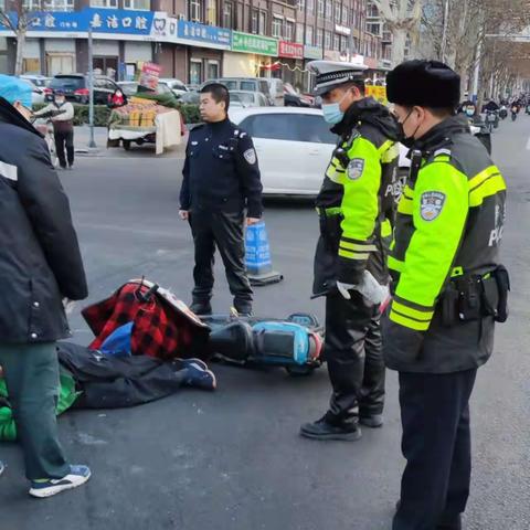 [环城交警大队红星北警务站]市民骑电车摔倒路边，环城交警紧急救助
