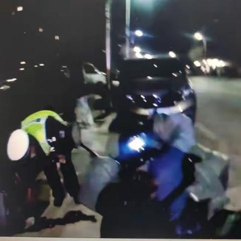 [环城交警大队红星北警务站]醉酒男子睡倒路边，环城交警帮忙回家