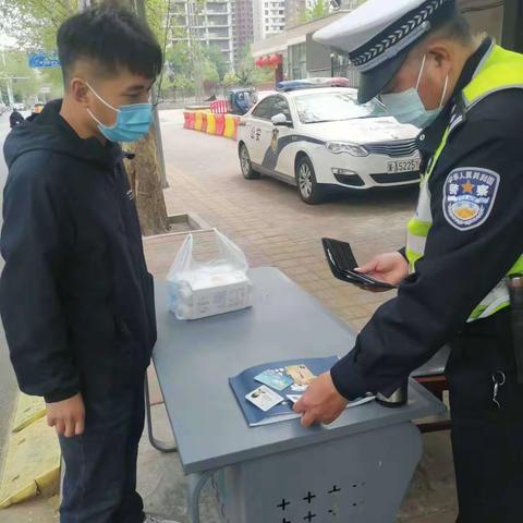 [环城交警大队红星北警务站]热心群众拾金不味，民警助力归还钱包