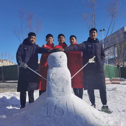 除雪破冰，情暖校园——鄂托克旗民族综合职业中学除雪活动纪实