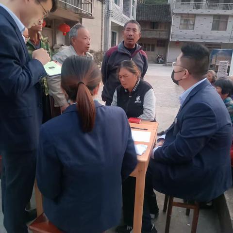 银行人送卡入村