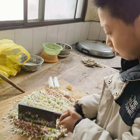 我是池阳小学五三班的学生胡雷浩，我正在参加儿“微实践做中学”之，“微家务”，我是这样做的