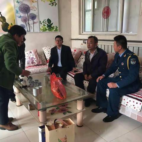 孝里领导慰问阅兵归来的于茂盛