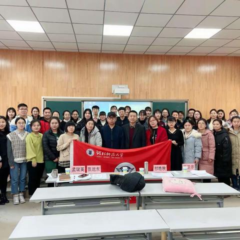 三尺讲台  见证成长