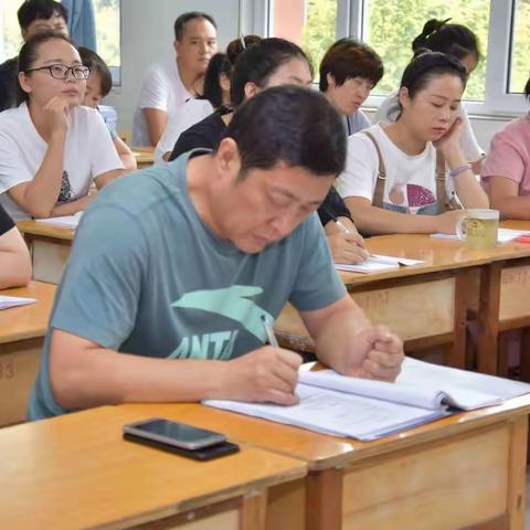 新乐市民生街小学“如何与家长沟通”培训会