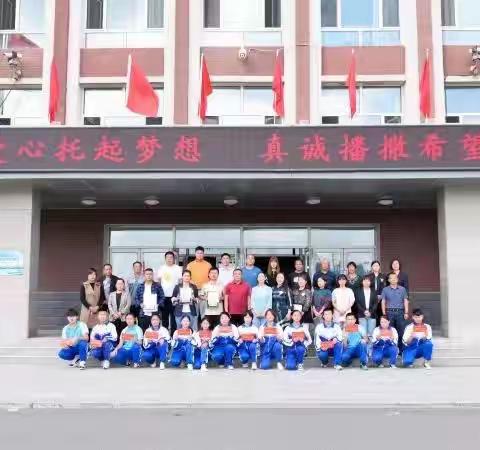 爱心托起梦想，真情播撒希望———二十八中举行长春市爱心家园志愿者协会助学仪式