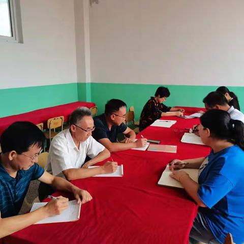 齐心协力，携手共进---仁兆中学语文组教研活动记实