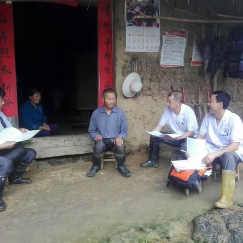 罗帐岭村入户宣传健康扶贫政策