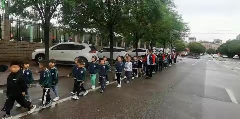 智慧星幼儿园幼小衔接在行动--参观工业街小学