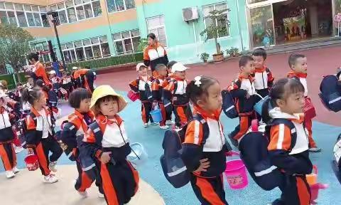 三之三幼儿园『中二班』“亲近自然、体验农趣”——捡鸡蛋，挖红薯户外拓展活动