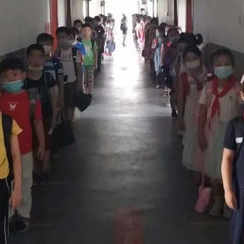 文明秩序的风景线——二年6班安静有序放学