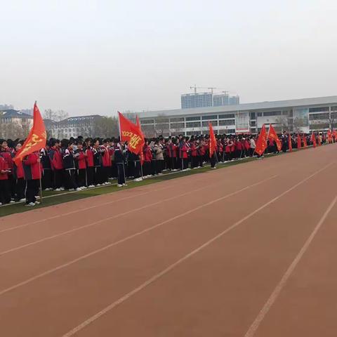 春来花争俏，人物面目新——记菏泽一中高一二部升旗仪式。