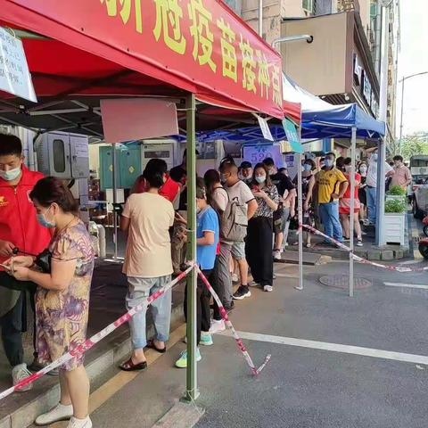 从白天守到黑夜，致敬坚守在疫苗接种一线的志愿者们！