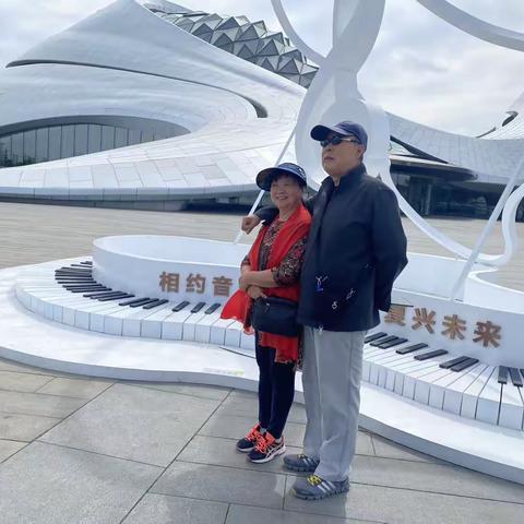周末和老同事游览松花江北岸，雄伟壮观的哈尔滨大剧院，美丽如画的湿地，花的海洋……美不胜收🤗