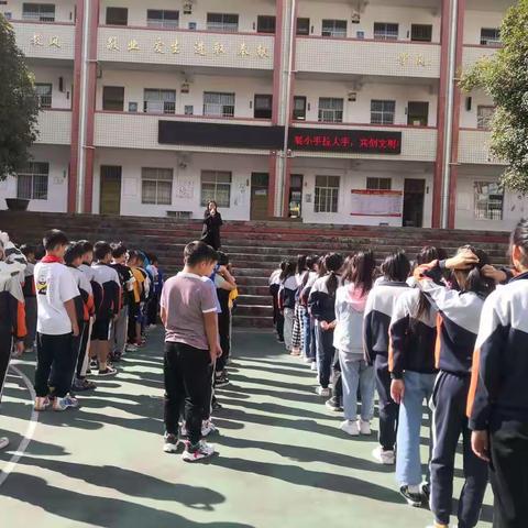 敬德镇扶平中心校开展“小手拉大手，共创文明城”活动记实